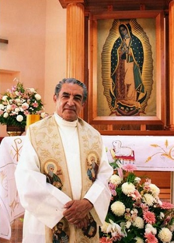 Padre Carlos Medina Asesor de la Revista Compartiendo de AMSIF